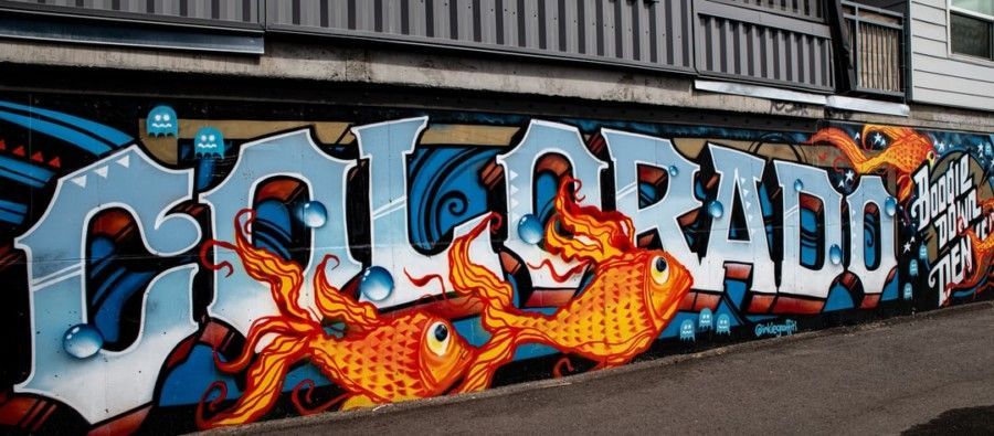 two-gold-fish-grafiti