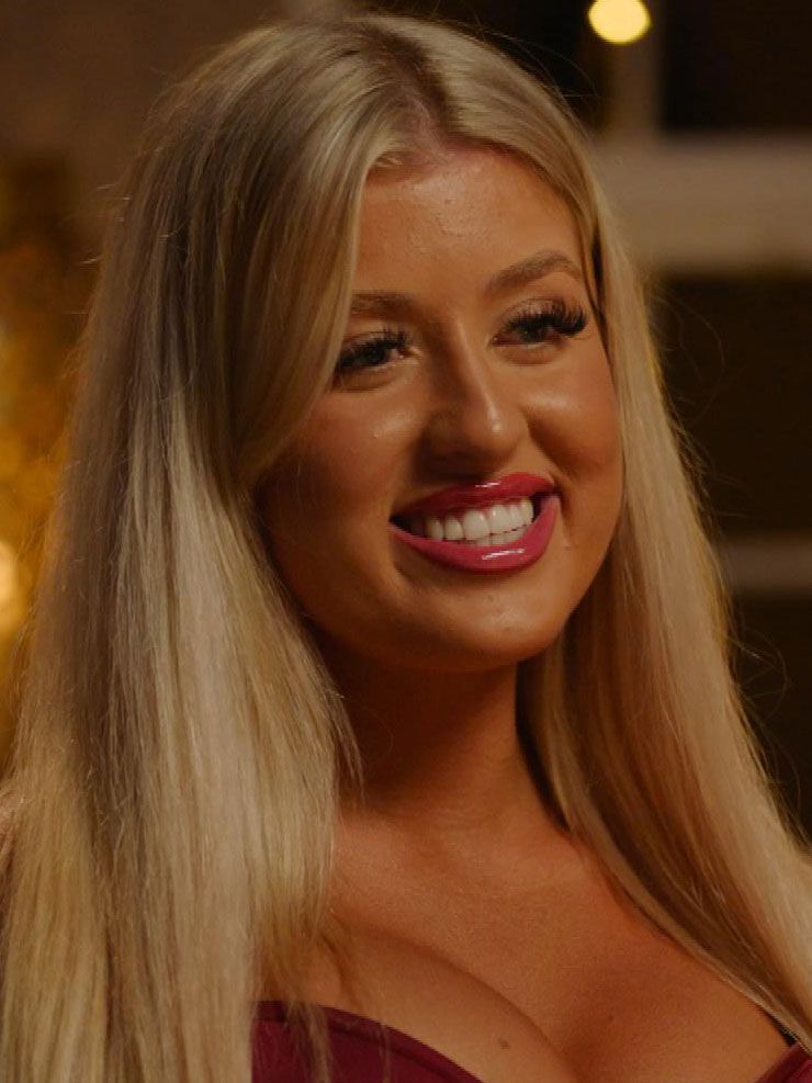 love-island-viewers-left-baffled-as-they-spot-twin-eve-gale-doing-something-very-bizarre-with-a-hairdryer