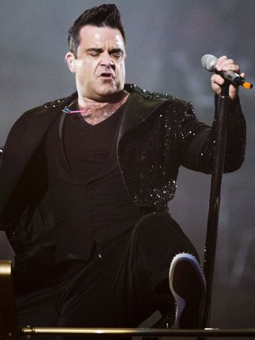 8216-chubby-8217-robbie-williams-will-hate-being-snapped-with-double-chin-on-european-tour