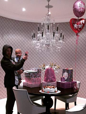 cute-pregnant-frankie-bridge-wakes-up-to-pile-of-26th-birthday-presents-from-husband-wayne-and-son-parker