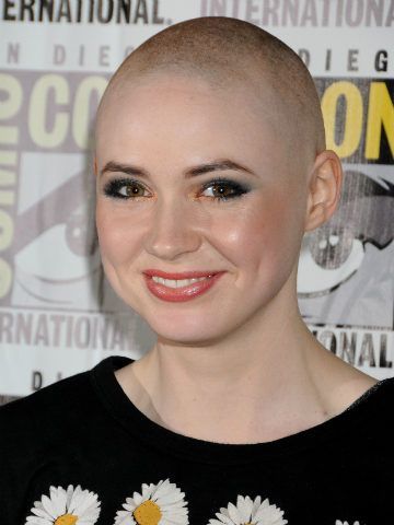 omg-video-doctor-who-star-karen-gillan-reveals-completely-bald-head-at-comic-con