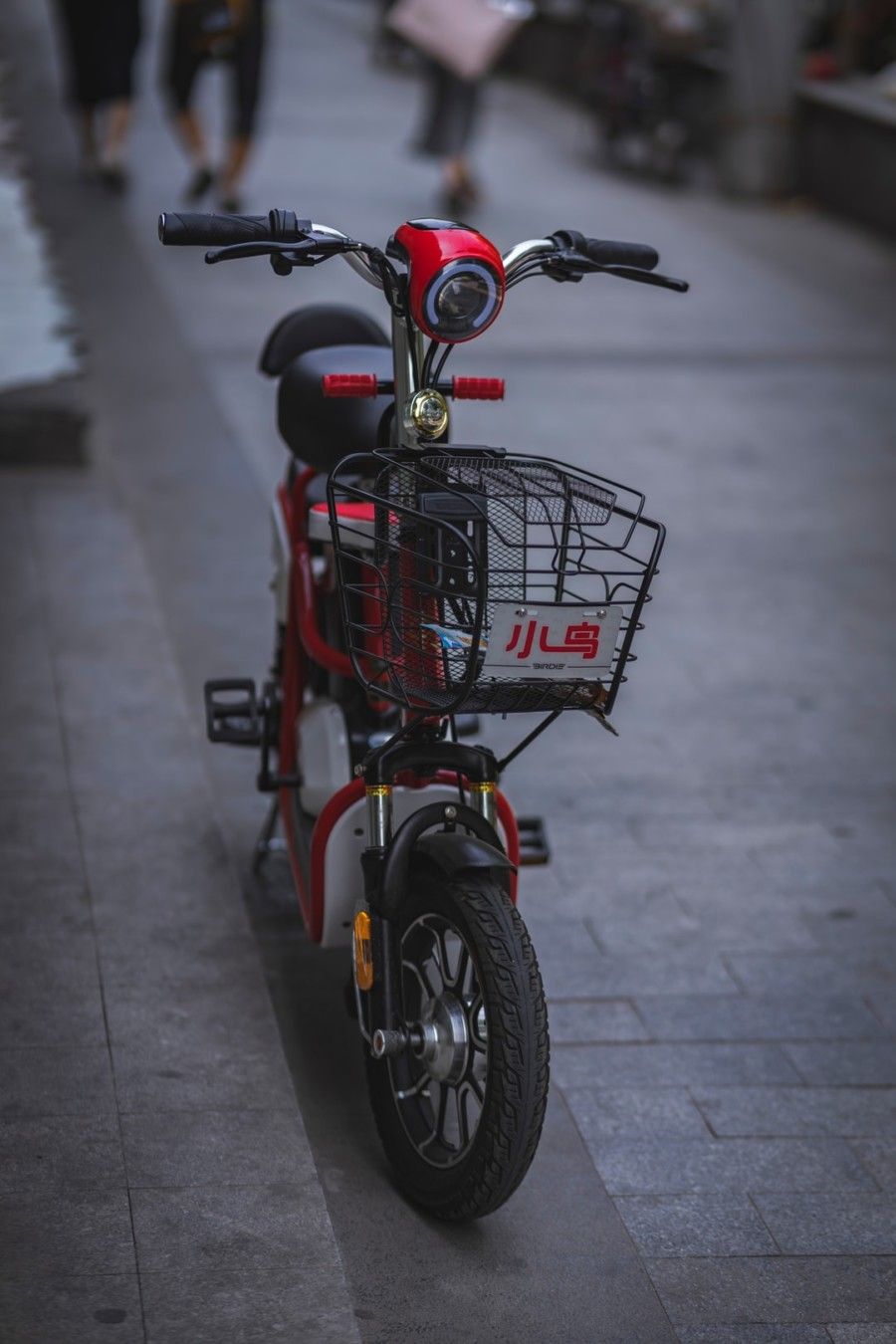 black-and-red-bike-near-pavement